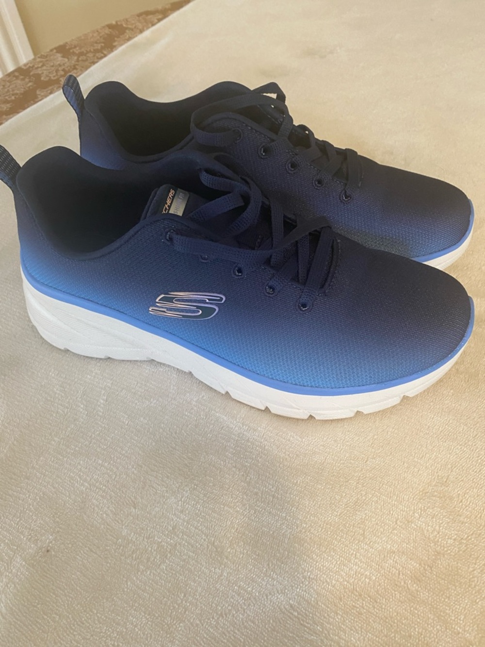 Skechers Women’s Navy and White Lightweight Athletic Sneakers Size 9